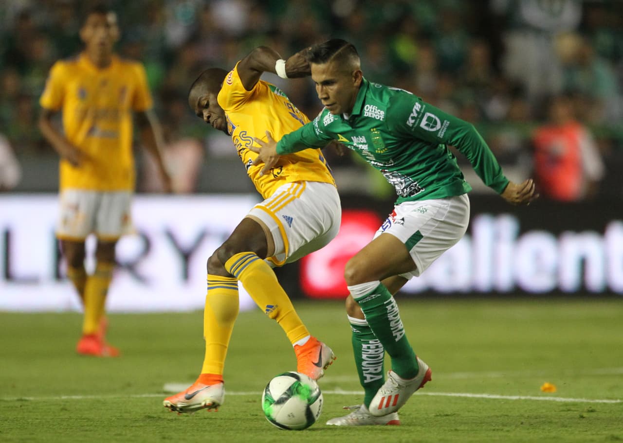 Con el ingreso del ecuatoriano Enner Valencia (izquierda) Tigres buscaba definir la Final a su favor con un contragolpe.