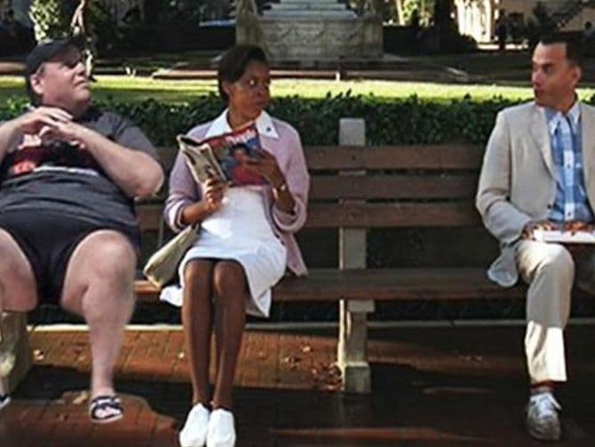 Lo mismo en este, en el que Christie parece meterse en la conversación en la famosa banca de la película Forrest Gump.