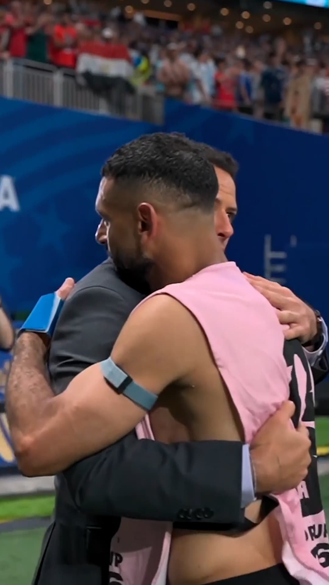 Se vale llorar: lo que hizo Chicharito con Mo Salah al final del juego