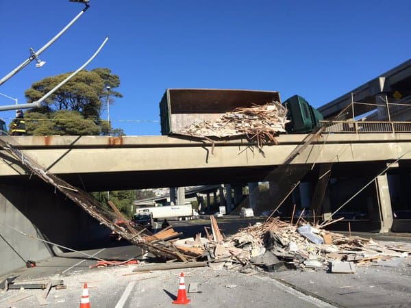 Volcadura de camión de basura provoca cierre de la carretera 101