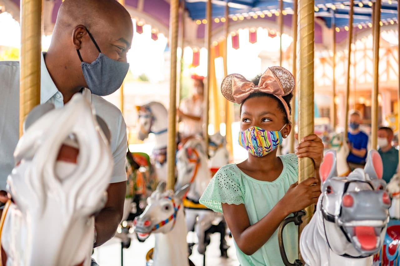 En el condado Orange, en donde se encuentra el parque temático Magic Kingdom, este domingo se registraron 1,371 nuevos casos en las últimas 24 horas, sumando un total de 18,001 contagios. 
<br>