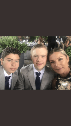 La dupla de hermanos le dieron una sorpresa a su famosa madre, quien este viernes 15 de julio llegó a los 54 años. 
<br>