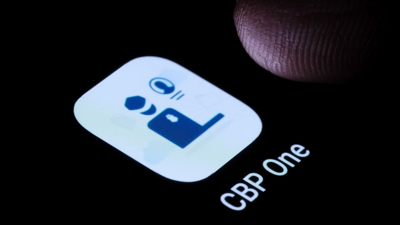 <h3 class="cms-H3-H3">Qué es CBP Home (y qué promete) </h3>
<br>CBP Home
<b>permite registrar la “intención de salir”, coordinar el viaje y, tras verificar la llegada a tu país, procesar el pago del bono</b>. La app está en inglés y español. El incentivo existe, pero
<b>no abre vías migratorias a futuro. </b>