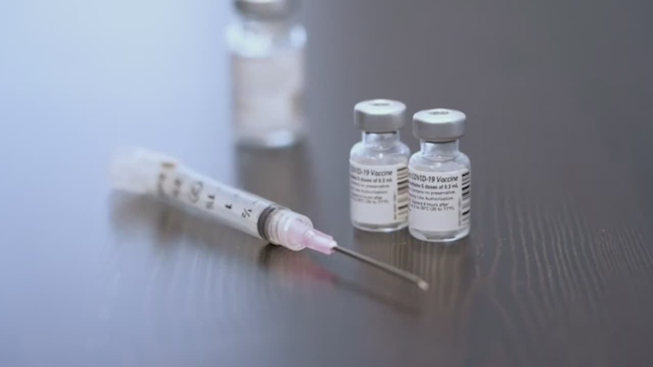 La vacuna contra el covid-19 te ayudará a protegerte de contraer la enfermedad. Es posible que tengas algunos efectos secundarios, que son signos normales de que tu cuerpo está generando protección. Estos efectos secundarios pueden afectar tu capacidad para realizar las actividades diarias, pero deberían desaparecer en unos días. Algunas personas no presentan efectos secundarios en absoluto, según los CDC.