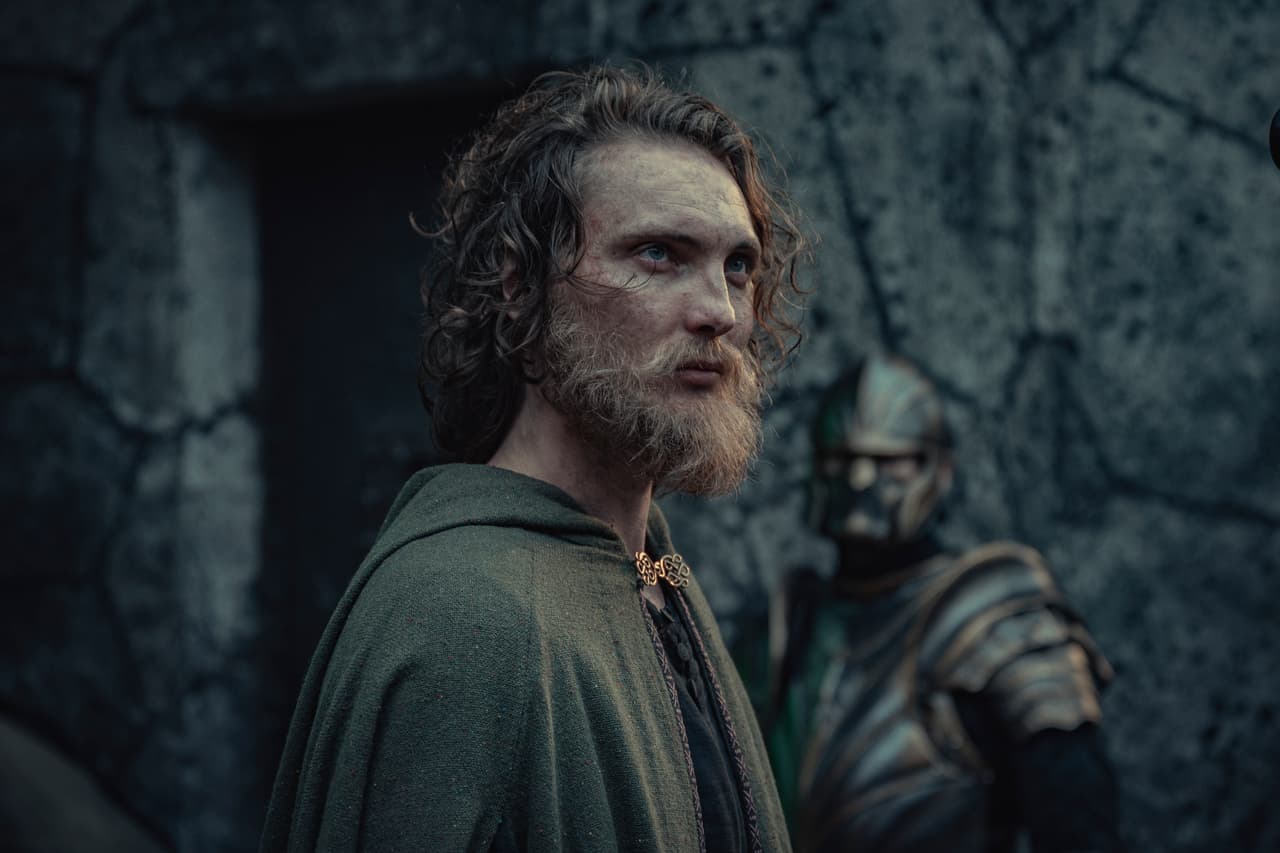 <b>Eamon Farren</b> es el actor que interpreta a Cahir, el caballero de ‘The Witcher’ que tiene respeto hacia Geralt y eventualmente se enamora de Ciri, aunque tuvo cambio drástico de la primera a la segunda temporada.