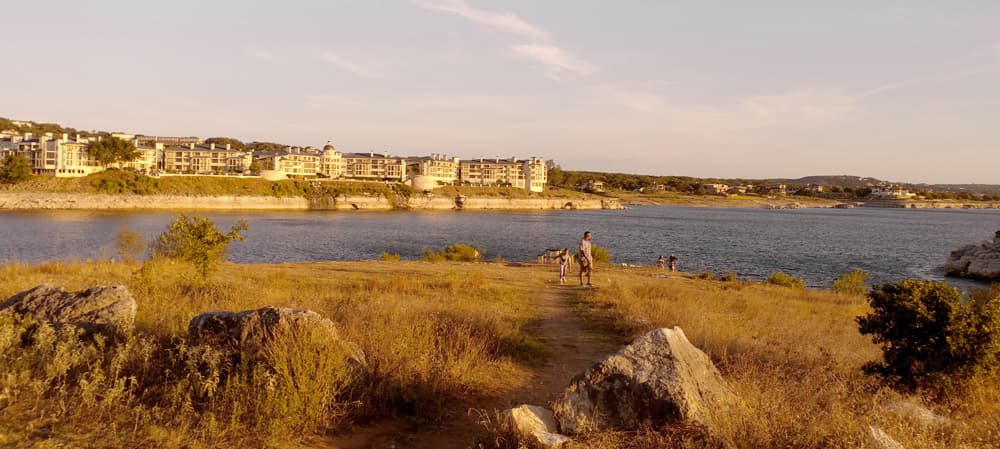 <h2 class="cms-H2-H2">Pace Bend Park</h2>
<br>
<br>Es un lugar popular para acampar junto a los acantilados del Lago Travis. Se permite nadar y pasear en bote. Tiene veredas para realizar senderismo, pasear en bicicleta y a caballo. Además tiene espacios para hacer fogatas.