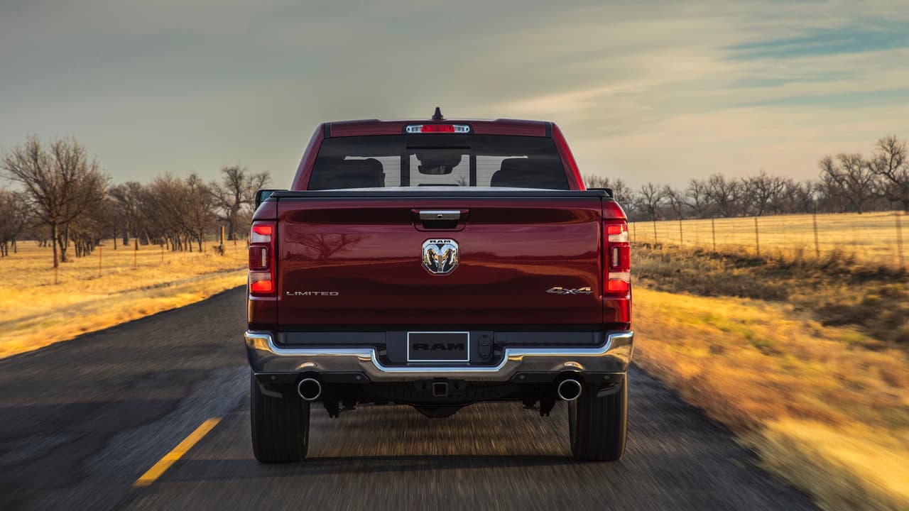 El portón trasero de la Ram 1500 2019 luce muy similar a la del vehículo que reemplaza, al punto en que nadie nunca la confundirá con una pickup de la competencia.