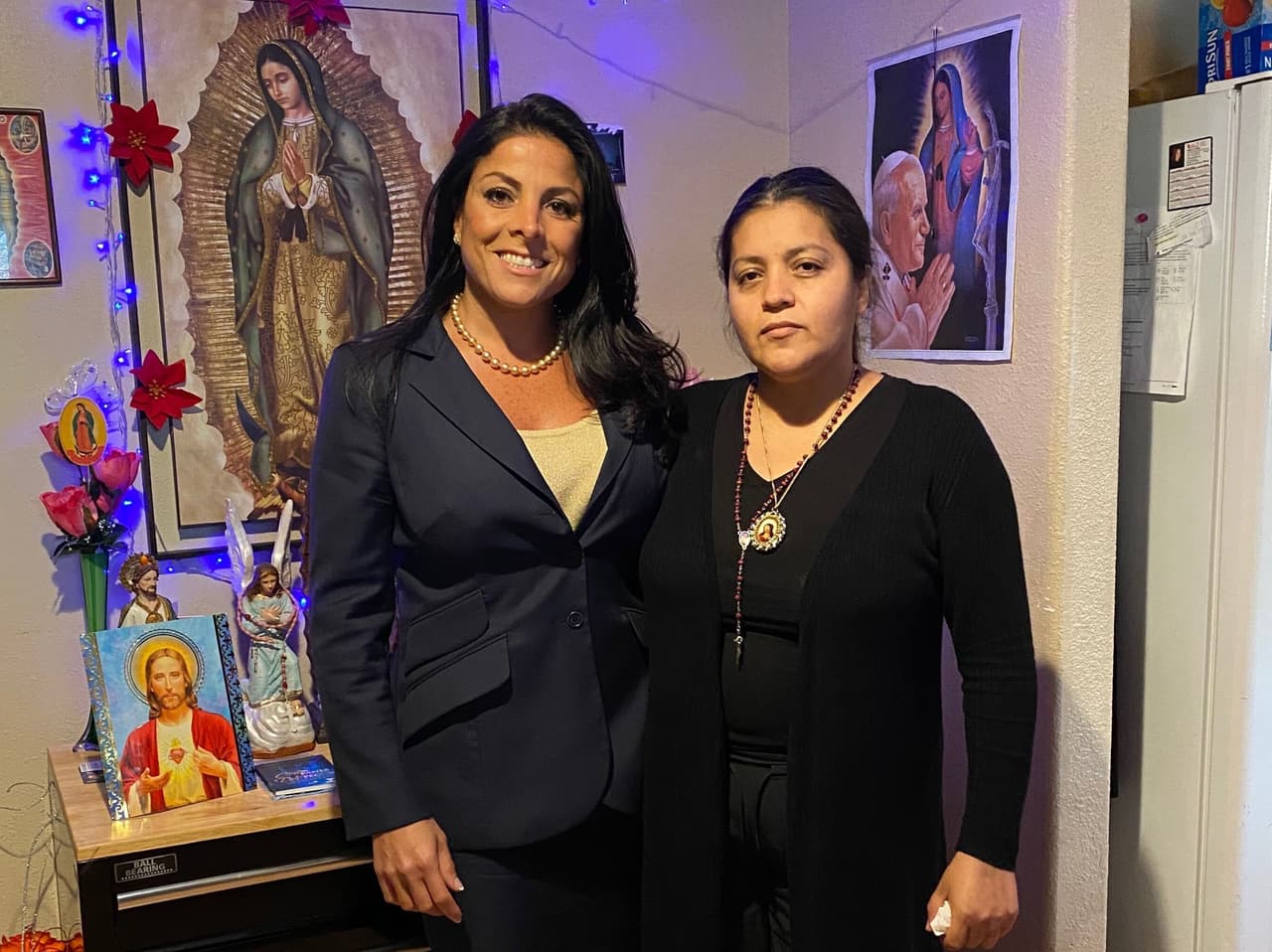 La abogada Natalie Khawam y la madre de Vanessa, Gloria Guillén.