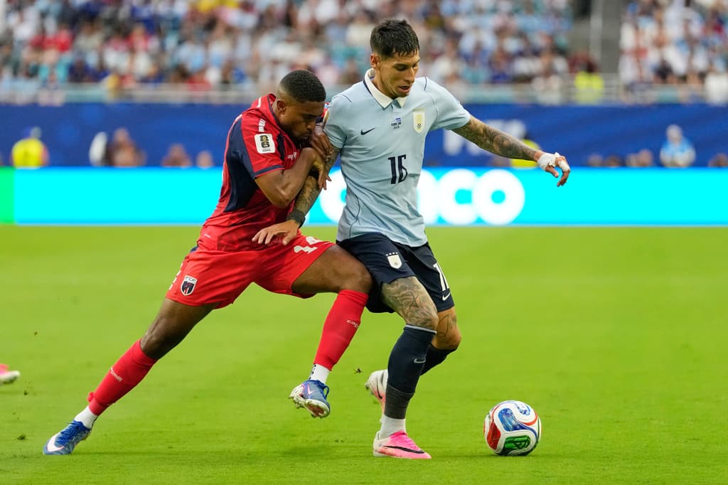Deroy Duarte (14) de Cabo Verde y Mathias Olivera (16) de Uruguay luchan por el balón