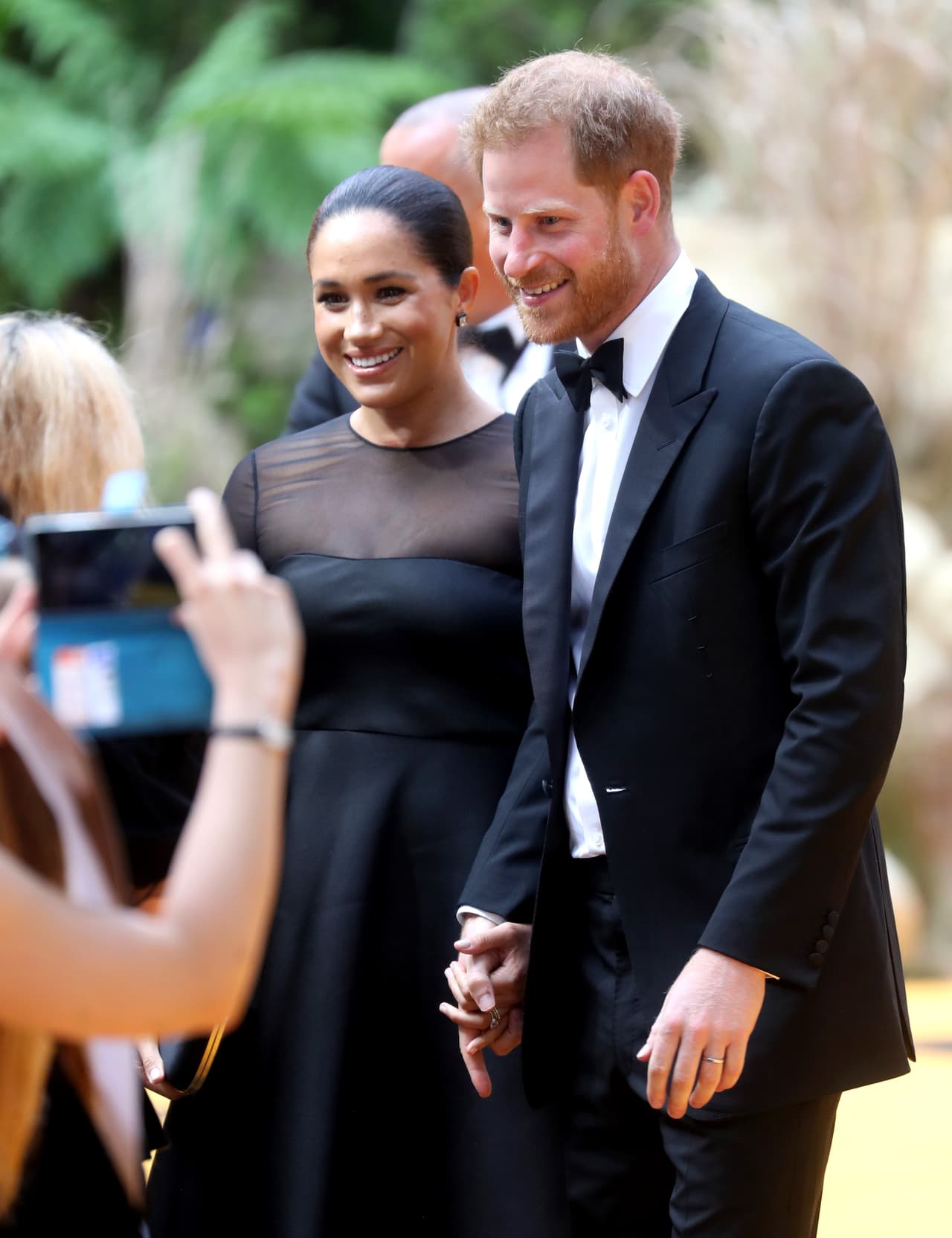 La pareja lució radiante en una de sus pocas salidas juntos a un evento oficial, sin
<b><a href="https://www.univision.com/famosos/asi-fue-el-primer-acto-publico-de-archie-en-brazos-de-meghan-y-fue-para-apoyar-a-su-papa-harry-fotos">su pequeño bebé Archie Harrison</a></b>, nacido el pasado 6 de mayo.