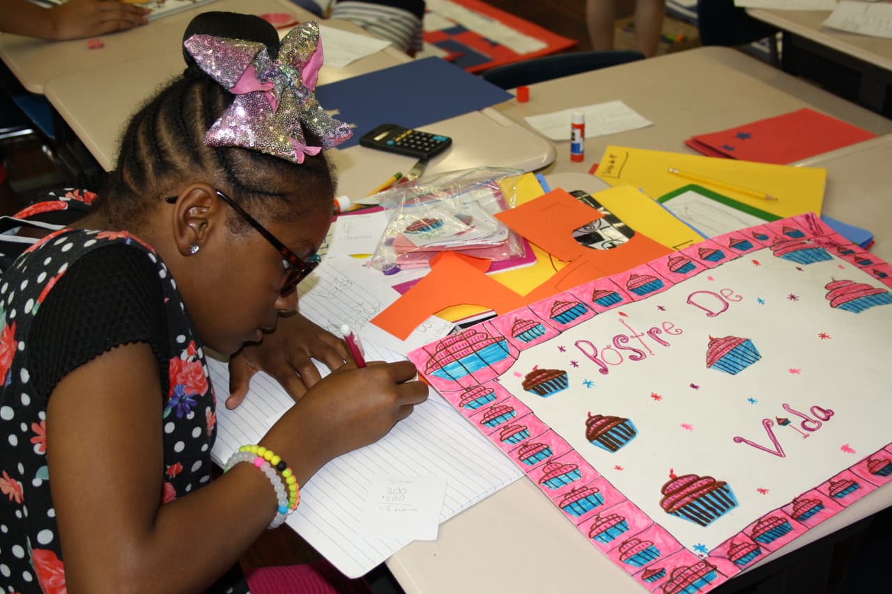 En la Escuela Bilingüe Oyster-Adams en Washington DC, 60% de los estudiantes son latinos, 29% son blancos y 5% son negros. Aprenden en español la mitad del día.