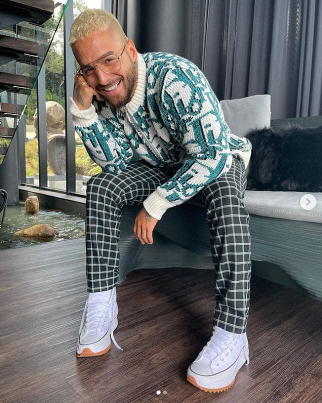 Los hombres no se quedan fuera de estos tonos, 
<b>Maluma</b> también eligió un rubio para su corta cabellera.