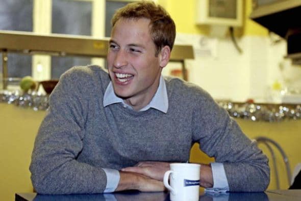 El príncipe William sonríe mientras visita un hogar para niños húerfanos de Centrepoint, en Londres.