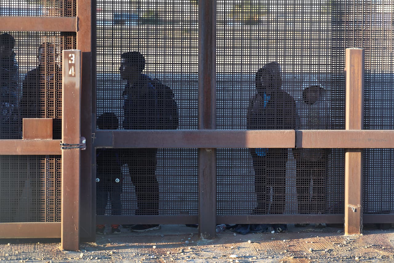 En sus relatos, los jóvenes afirman que 
<b><a href="https://www.univision.com/noticias/inmigracion/no-se-banan-los-maltratan-y-duermen-en-el-suelo-las-voces-de-los-ninos-migrantes-en-las-hieleras" target="_blank">no les permiten bañarse, los maltratan y duermen en el suelo</a></b> en estos centros de retención, conocidos como las ‘hieleras’.