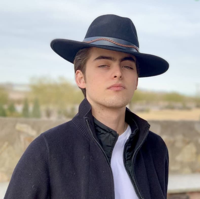 En junio de 2020, Emiliano García Ugalde terminó sus estudios de preparatoria en Estados Unidos, país donde reciden con su mamá y hermanos.