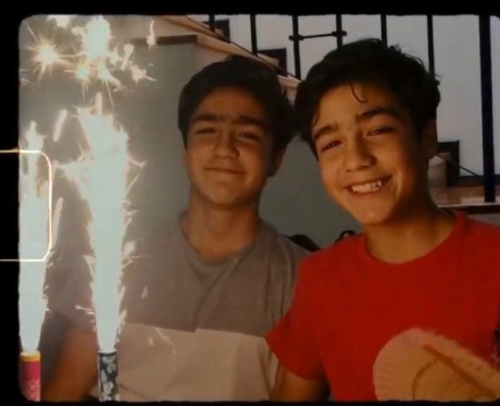 Fue así como los gemelos partieron su pastel de cumpleaños.