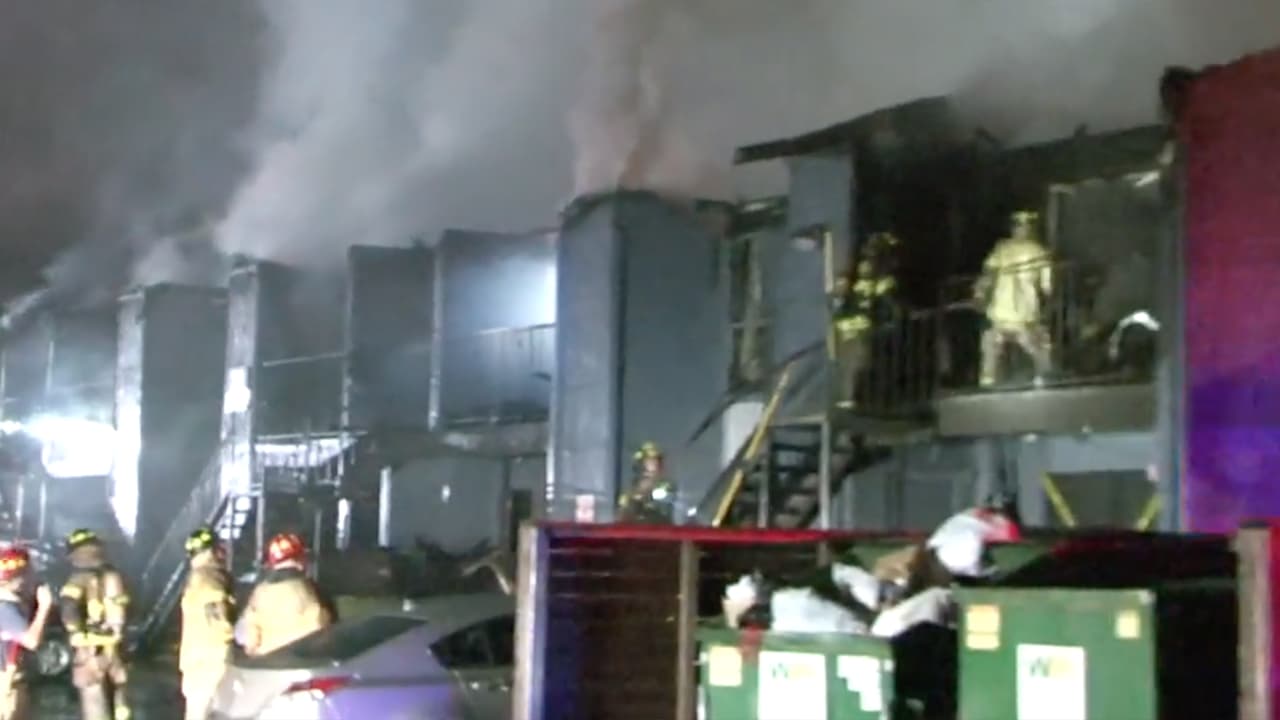 El 
<b><a href="https://www.univision.com/temas/incendios">incendio </a></b>se registró el martes, alrededor de las 3:00 am en el complejo de apartamentos ubicados en la cuadra 
<b><a href="https://www.google.com/maps/place/4200+Fairmont+Pkwy,+Pasadena,+TX+77504/data=!4m2!3m1!1s0x864098fbd28a66fd:0x13d6ef7f1dbcc653?sa=X&ved=2ahUKEwjhgMW7qov0AhUumWoFHayTC2AQ8gF6BAgIEAE" target="_blank">4200 de Fairmont Parkway</a></b>.