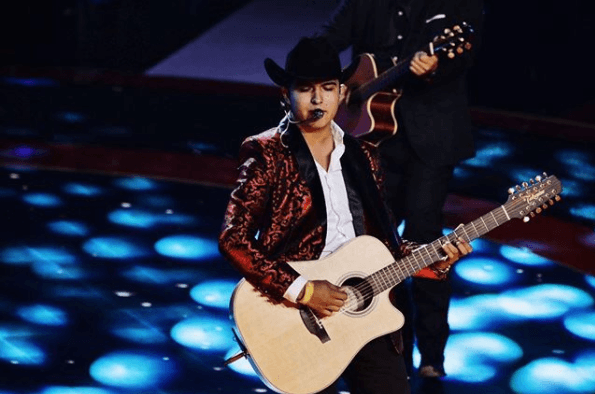 Ulices Chaidez y sus Plebes llegan para enseñarnos 'Qué Bonito Es Querer'.