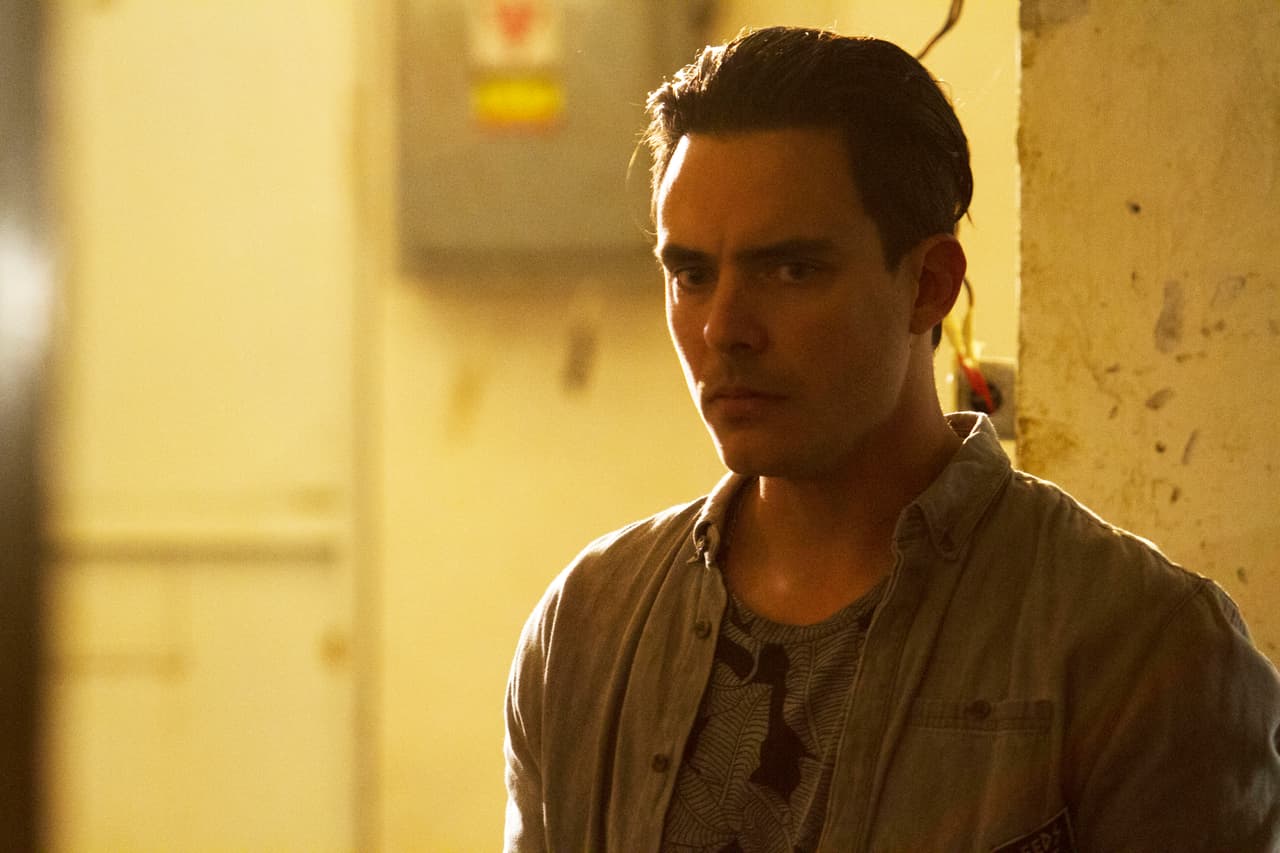 Él les aconsejó que se marcharán rápido, pues
<b><a href="http://www.univision.com/series/la-piloto/alejandro-nones-es-oscar-lucio">Óscar</a></b> llegaría en poco tiempo.