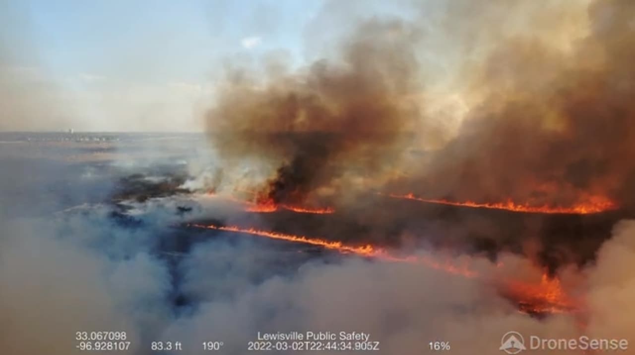 Mega incendio de pastizales tiene en jaque a unidades de bomberos en Lewisville