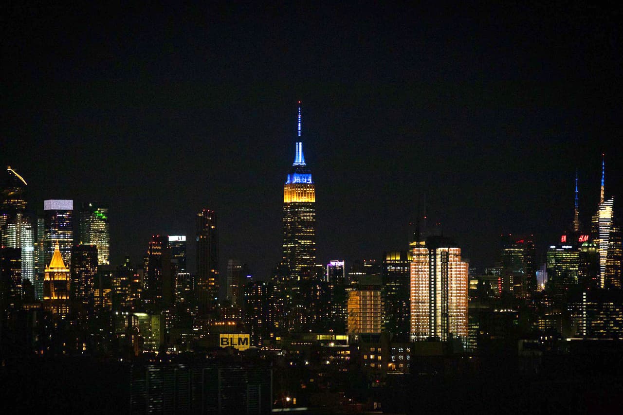 “La frente en alto, de pie por la paz”, escribió la gobernadora del estado de Nueva York, Kathy Hochul, en su cuenta de Twitter, junto a varias fotografías de monumentos y edificios teñidos de luz azul y amarillo. 
<br>
<br>En la Gran Manzana se intervinieron con estos colores los edificios Empire State (en la foto) y el One World Trade Center, entro otras estructuras.