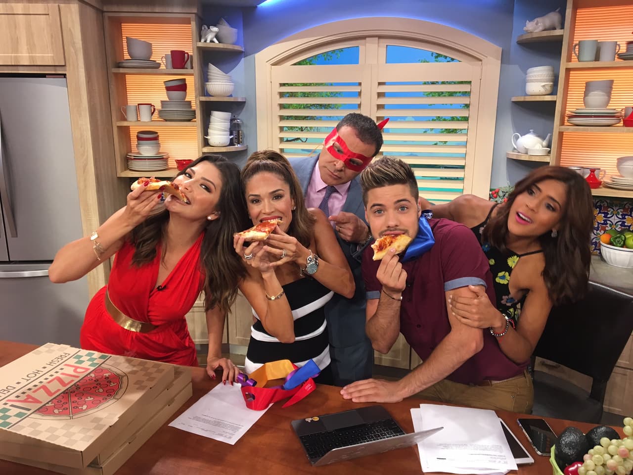 Ana Patricia, Karla y William fueron los primeros en acaparar el delicioso regalito.