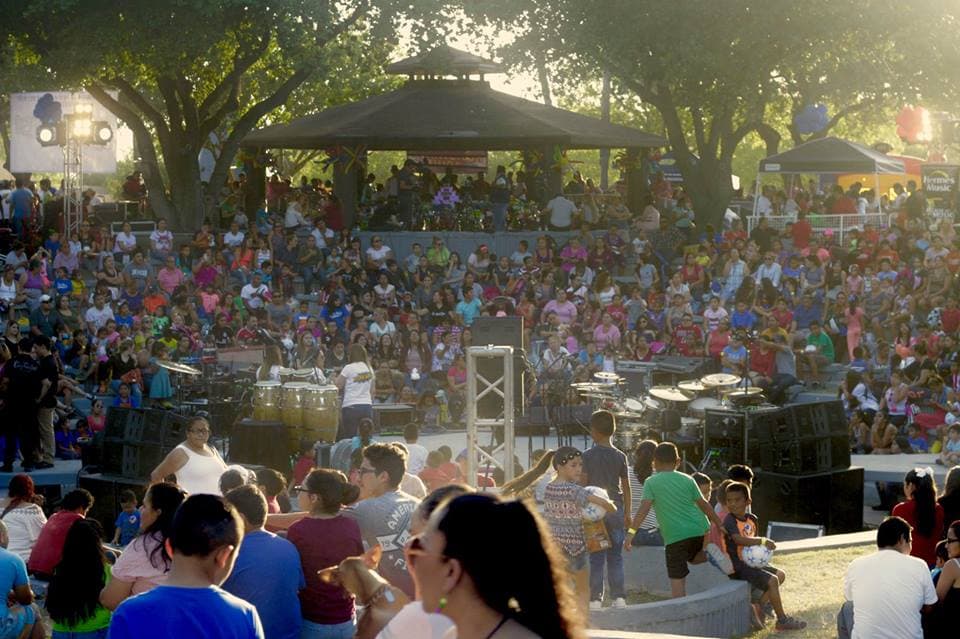 Una gran cantidad de personas en Leo Peña Placita Park en donde disfrutaron de una tarde de diversión.