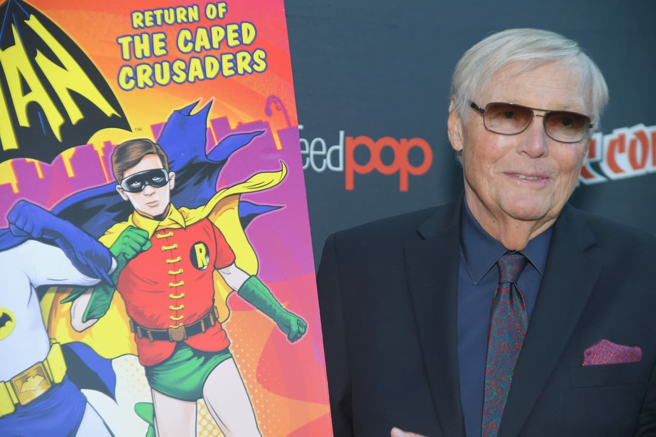 Adam West, protagonista de la serie de televisión 'Batman' durante la década de los 60, murió el viernes 9 de junio, por la noche en Los Ángeles, California a los 88 años.
<b> </b>Según confirmó su representante,
<b> </b>su muerte se debió a una corta lucha contra la leucemia, un tipo de cáncer de los tejidos de la sangre.