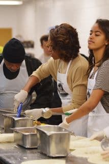 Obama celebra Día de Luther King preparando burritos