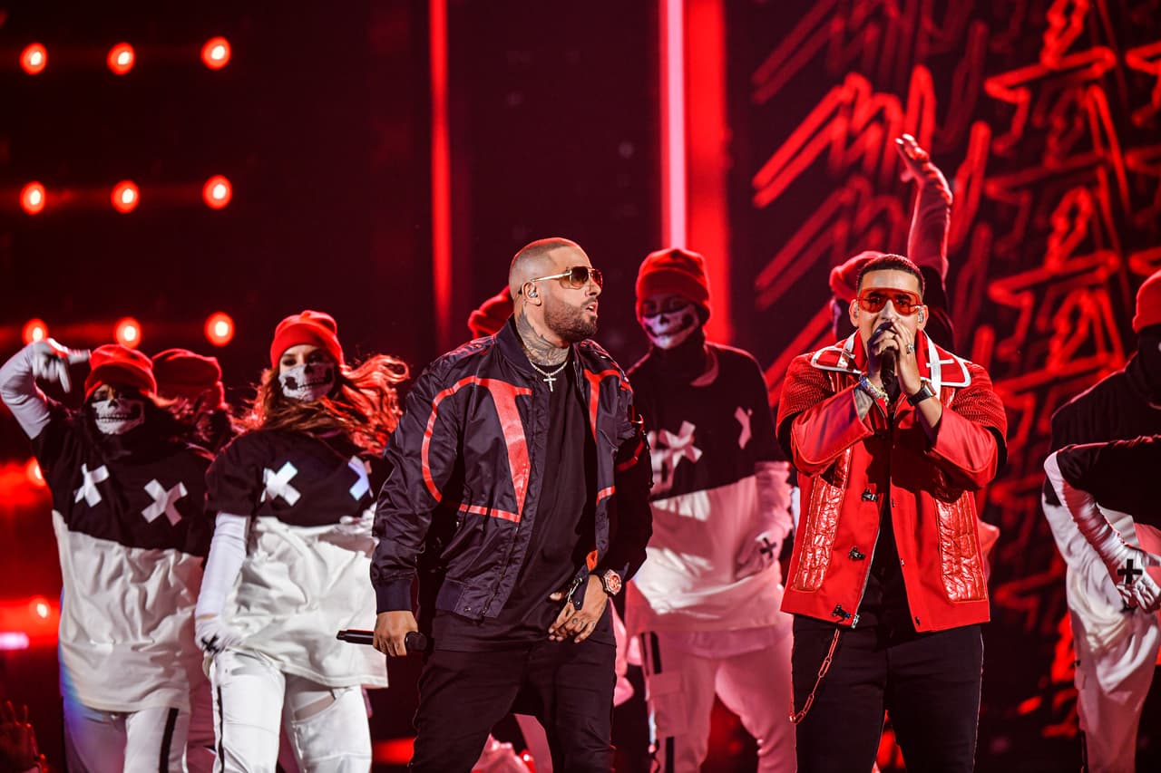El público se puso de pie para recibir a 
<b>Nicky Jam</b> y 
<b>Daddy Yankee</b>, que cantaron su éxito de 2020: 'Muévelo'.