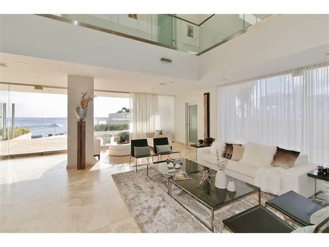 La residencia ubicada frente al mar tiene siete habitaciones, ocho baños completos y dos parciales, cuenta con unos 9,000 pies cuadrados de construcción, .352 acres y estaba a la venta por $4.2 millones. Además, tiene una casa de huéspedes, una sala de juegos, un teatro, dos cocinas, una serie de terrazas.