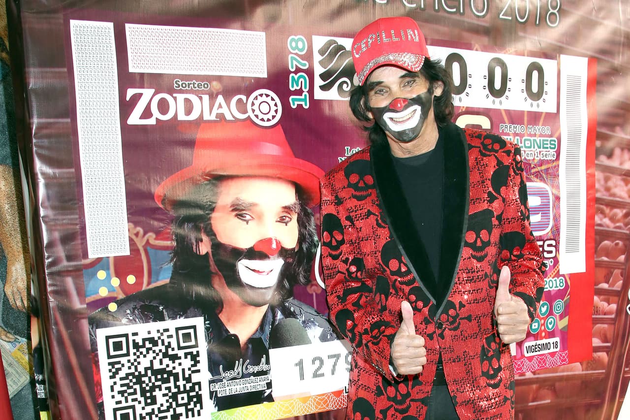 "Por favor, ayuda.
<b> Catalina Dorado Gutiérrez</b> está desaparecida. Ella vive en Guadalajara, cursa la carrera de licenciatura en Animación Digital en ITESM campus Guadalajara y vivía en la residencia del campus. Tiene 22 años, mide 1.72 m (5.6 pies), tez clara, cabello teñido rubio, ojos café claro, usa lentes. 449 4555529 Rosina Gutiérrez", publicó junto con dos fotografías de la chica.