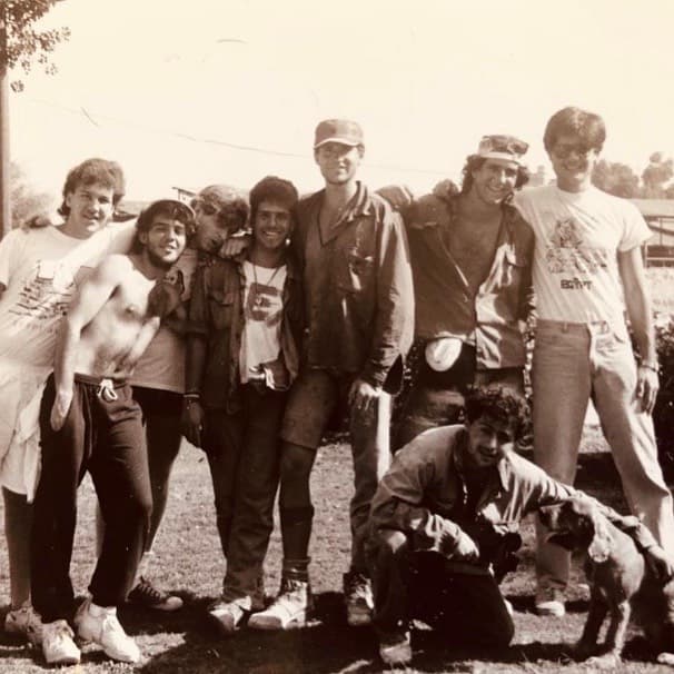 En este grupo de amigos está uno de nuestros conductores. ¿Logras distinguir quién está por ahí?