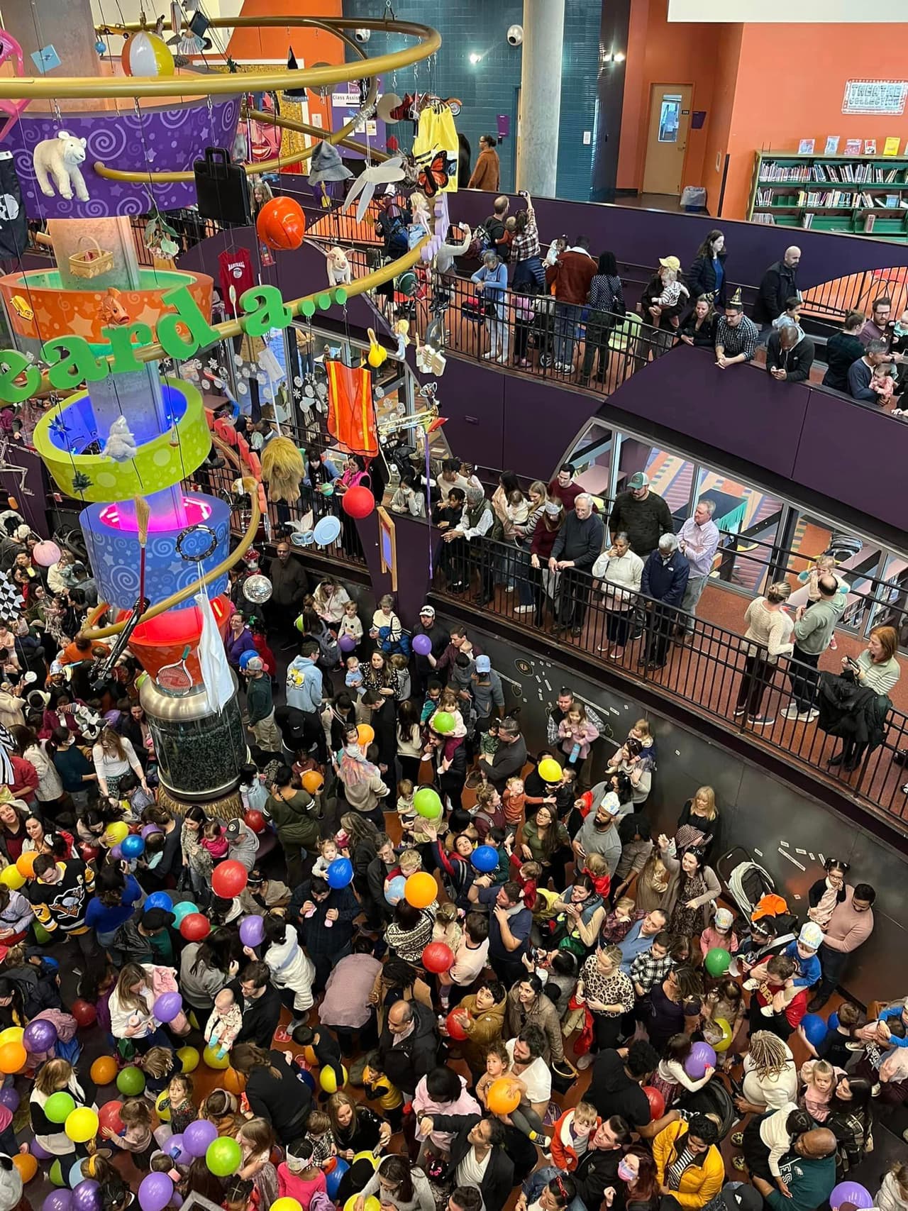 <b>ImaginOn: The Joe & Joan Martin Center (Charlotte)</b>
<br>
<b>Sitio web</b>: 
<a href="https://www.imaginon.org/">https://www.imaginon.org/</a> 
<br>
<b><a href="https://maps.app.goo.gl/ef8CwsVSEh9oZfDp6">Cómo llegar</a> </b>
<br>
<br>ImaginOn es visitado por más de 300.000 personas al año y cuenta con dos teatros de última generación, un espacio de biblioteca dedicado para niños menores de 11 años, cuatro aulas de usos múltiples, una biblioteca solo para adolescentes, un estudio de producción multimedia, una sala interactiva y espacio de exposición.