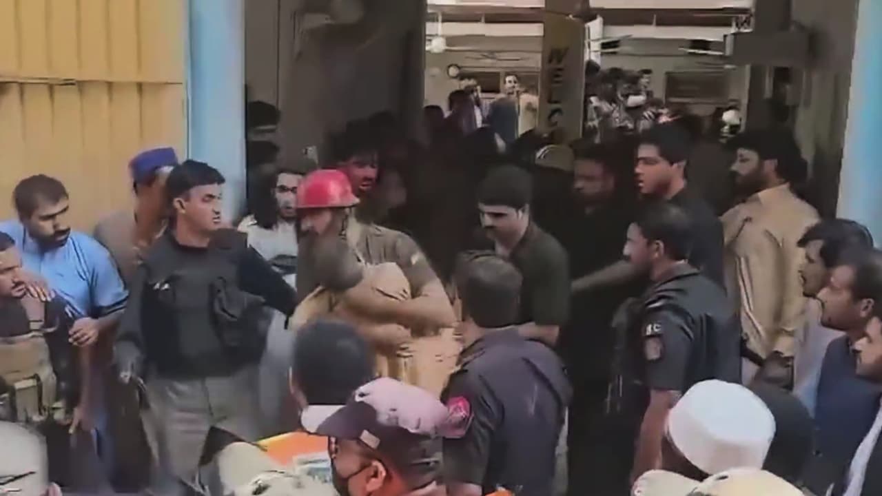 Derrumbe de escuela en Pakistán deja 32 niños muertos: lluvias intensas habrían provocado el desplome
