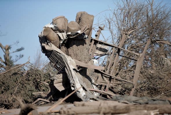 Dos personas perdieron la vida y sobre una veintena resultaron heridas luego del paso de fuertes tornados que tocaron tierra en los poblados de Rochelle y Fairdale a unas 80 millas al noroeste de Chicago la noche del jueves. Rescatistas continúan en la búsqueda de personas desaparecidas entre los escombros.