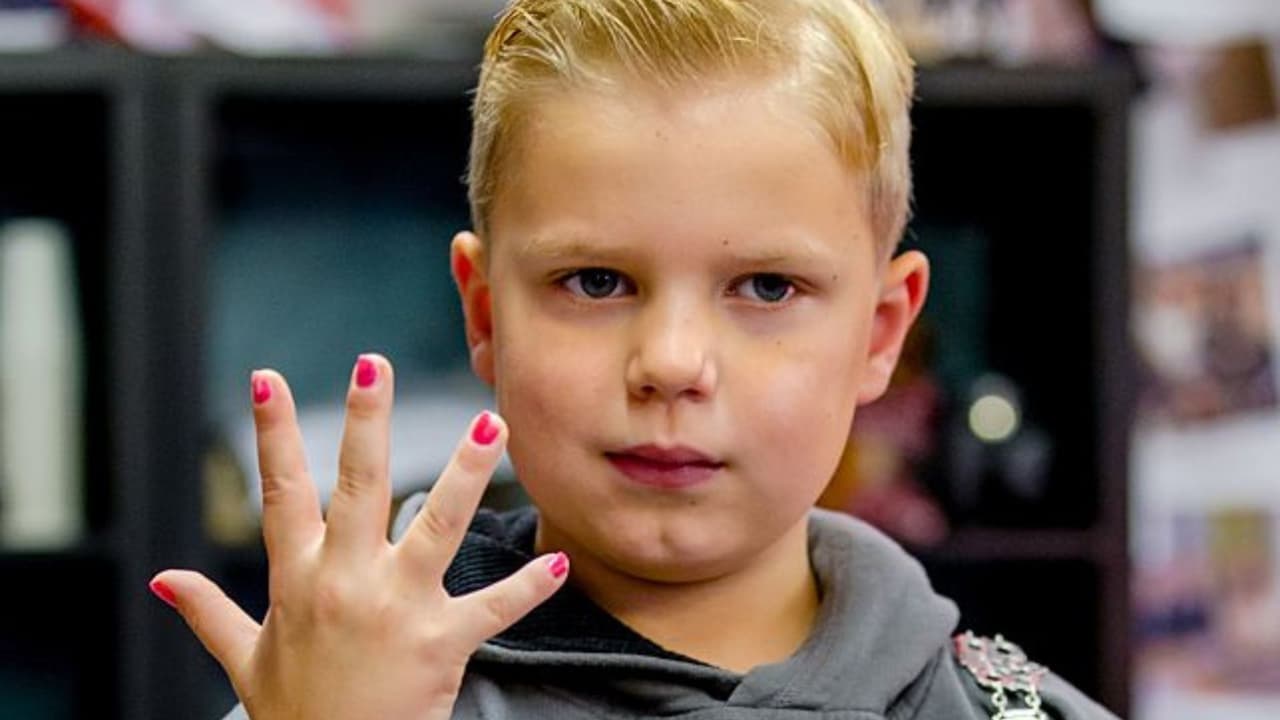 Niño presume sus uñas pintadas