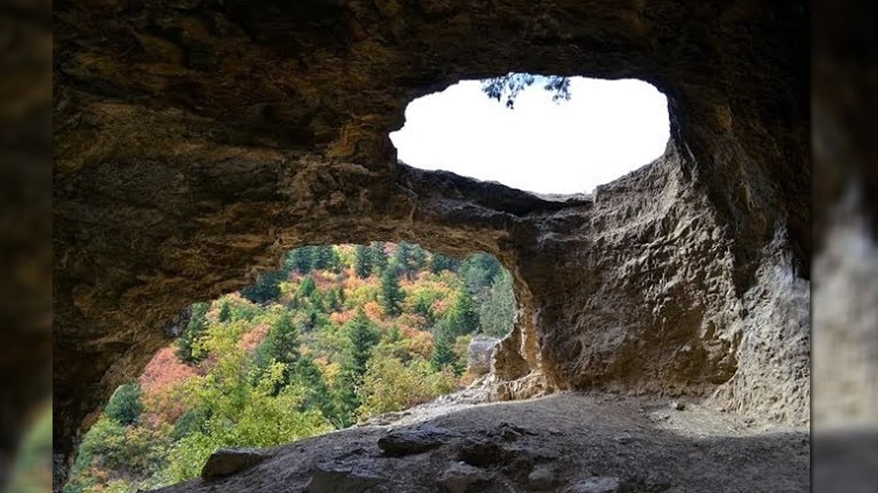 <b>¿Cómo llegar a Wind Cave?</b> Desde Main Street en Logan diríjase al este hacia el Cañón de Logan por la carretera 400 North/U.S. Route 89 durante unas 7 millas, gire a la izquierda en el inicio del sendero de Wind Cave, en el lado norte de la carretera. El sendero está a 1.8 millas de la cueva, l
<b>a subida es muy empinada en algunos puntos. Lleva contigo calzado resistente, agua y protección solar. </b>
<br>