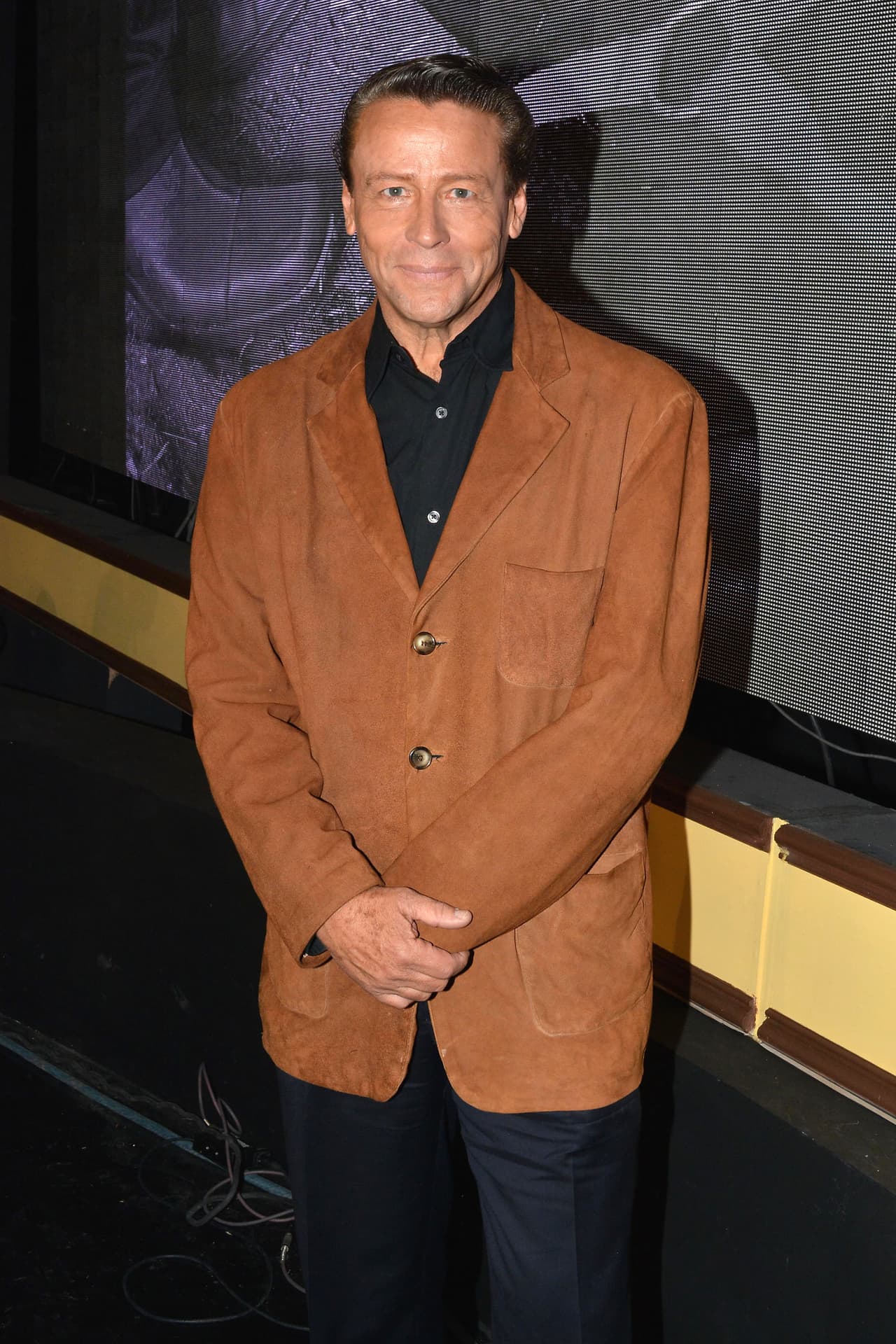 El actor también explicó la falla mecánica que provocó el accidente: "Había problema con dos grapas, una no la tenía y la otra estaba fuera de lugar. La llevó el jueves (al taller) y le pusieron las grapas y, por un error lamentable, la persona le soldó una 'U' para que no se movieran las grapas, pero se destempló, 
<b>no la volvieron a templar y con la carga, la carretera, se tronó el muelle</b>".
<br>