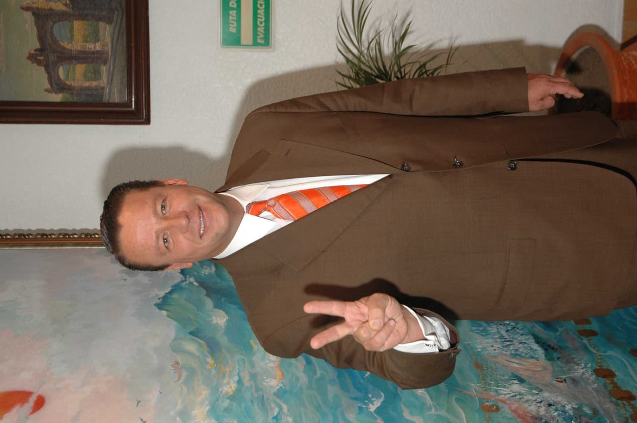 Advirtió nuevamente que su exmujer no verá de él un solo peso, ni partido por la mitad. Incluso, dijo,
<b>ha trabajado sin cobrar</b> con tal de no darle nada a Mary Paz Banquells.