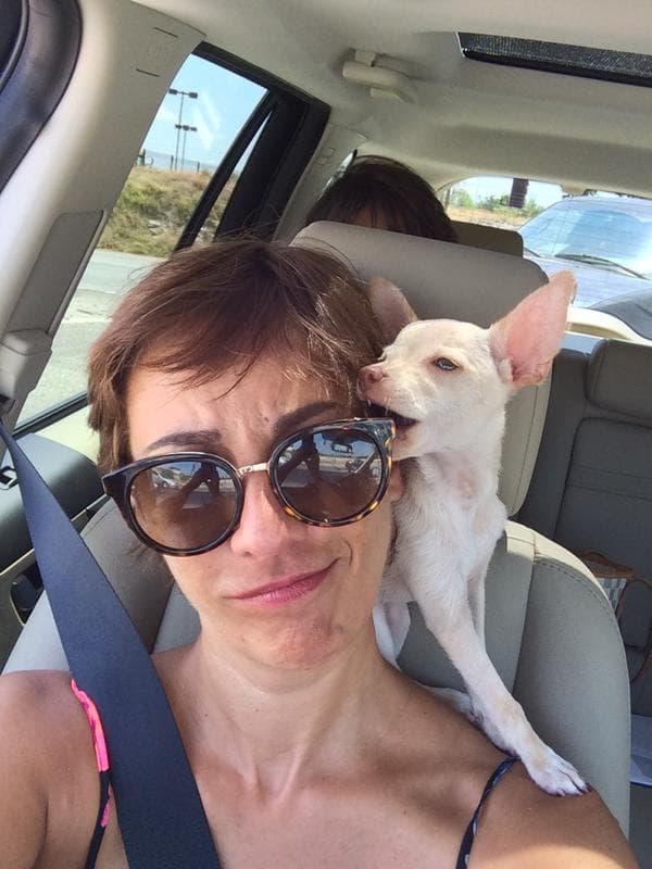 Y a su adorable mascota.