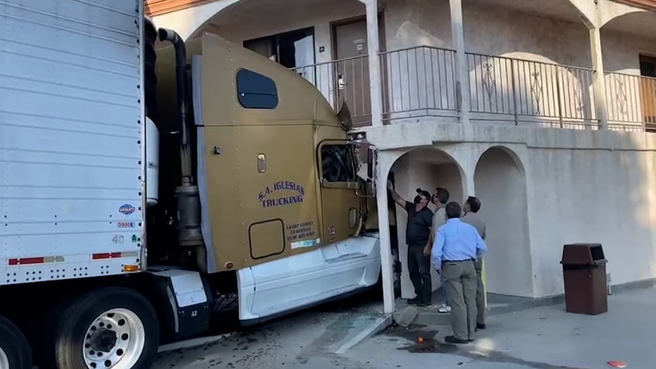 Camión de carga se estrella contra un hotel en la zona de Castaic