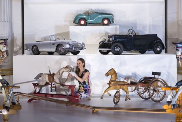 El gusto de los príncipes por ciertos juguetes evolucionó de los carruajes de caballos hasta mini autos último modelo.