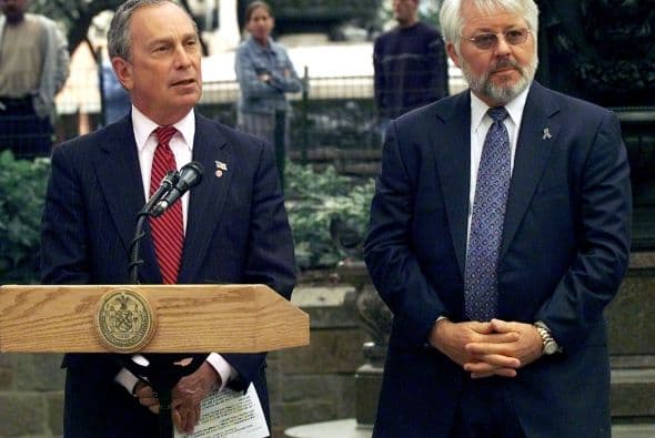 JEFFREY WIGAND. Fue vicepresidente de investigación y desarrollo de la empresa “Brown and Williamson Tobacco Corporation”. Se convirtió en soplón en la década de los noventa cuando, en el programa de noticias “60 Minutes”, exhibió las prácticas de su compañía en la cual dijo que manipulaban intencionalmente los efectos de la nicotina en los cigarros. En la imagen aparece junto al alcalde de Nueva York, Michael Bloomberg.