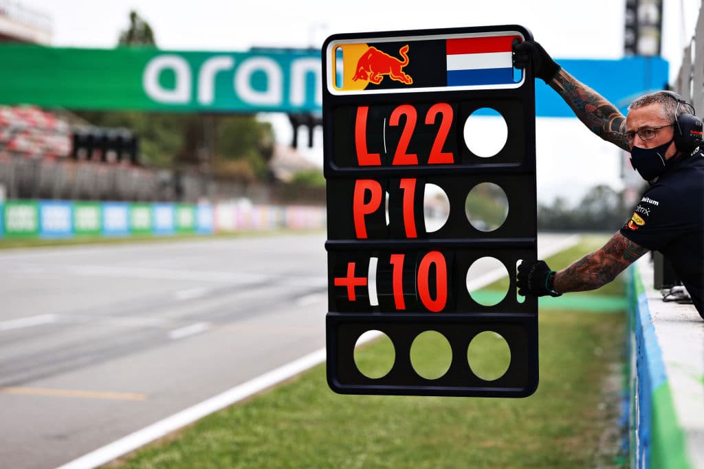 Lewis Hamilton se lleva el Gran Premio de España de la Formula 1. El piloto británico compartió el podio con Max Verstappen de Red Bull, quien cumplió su carrera número 100 y Valtteri Bottas de Mercedes Benz, quien quedó en tercera posición. El mexicano Sergio Pérez obtuvo la quinta posición.