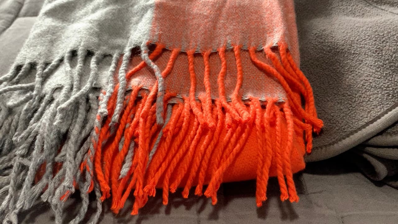 Las bufandas protegen bastante bien y no dejan pasar el aire frío así que son un buen elemento para agregar a nuestra vestimenta.