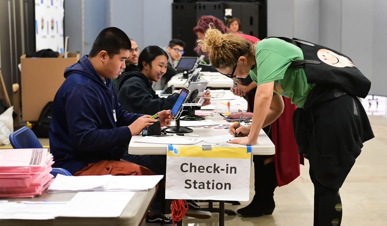 Los votantes se registran antes de emitir su voto en una escuela primaria en Los Ángeles, California. Junto a Texas, donde se disputan 228 delegados, California se considera un ‘gran premio’ en la primaria de Supermartes.
<br>