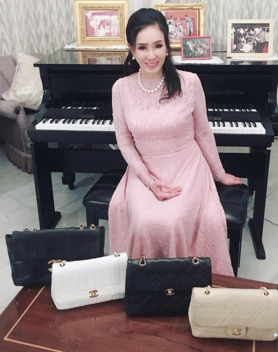 Además, Apasra es una mujer de negocios: es dueña de su propio spa en la ciudad de Bangkok.