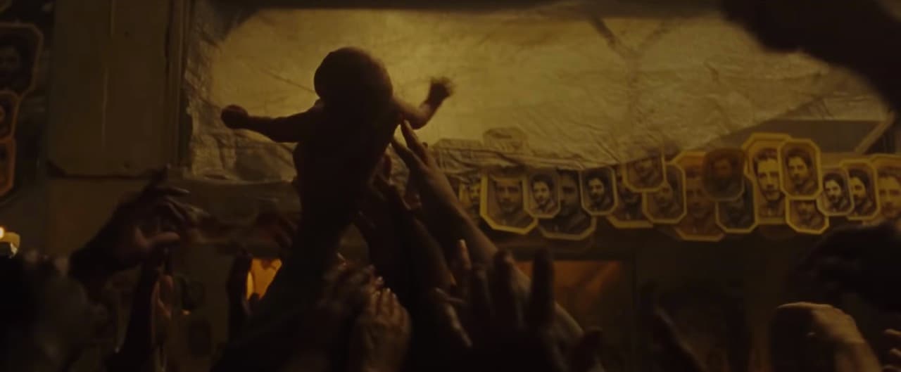 <b>(Spoiler)</b>
<br>Con el avance de la historia, los personajes se involucran en situaciones cada vez más extrañas e incómodas que culminan con un grupo de personas alimentándose del cadáver de un bebé.