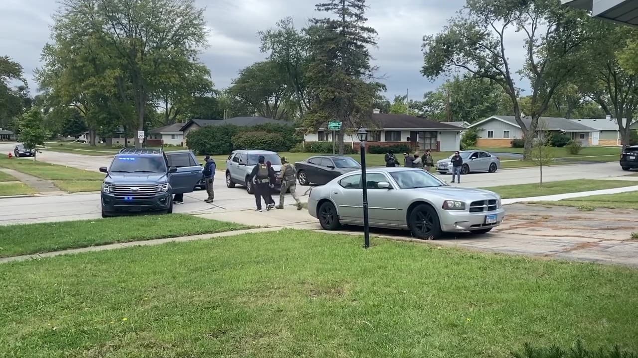 Las imágenes del arresto continúan generando reacciones en redes sociales y preocupación entre la comunidad.
<br>
<br>La familia de Evelyn, originaria de los estados mexicanos
<b>Michoacán y Morelos</b>, han vivido en Chicago por más de
<b>30 años</b>.
<br>
<br>Ahora buscan
<b>terapia y asesoría legal</b> para procesar lo ocurrido y evitar que otros jóvenes pasen por una experiencia similar.